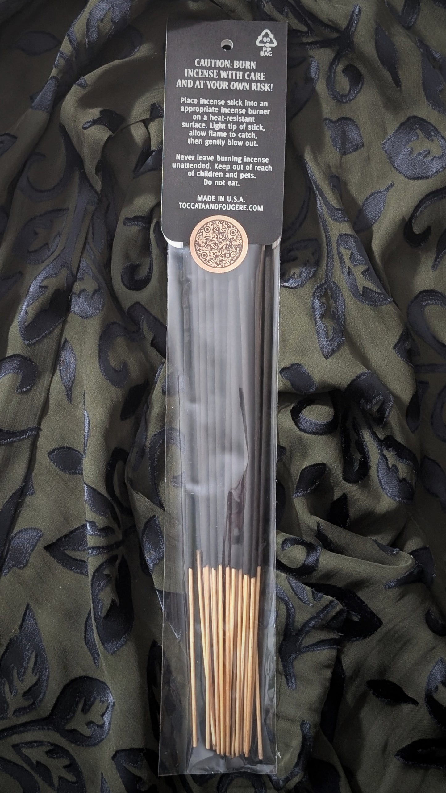 Toccata & Fougère™ Criss Cross Applesauce Hand-Dipped Incense